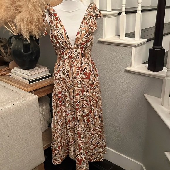 House of Harlow 1960 Dresses & Skirts - HOUSE OF HARLOW TIE SHOULDER STRAPS OPEN BACK LINEN BLEND TIRRED DRESS